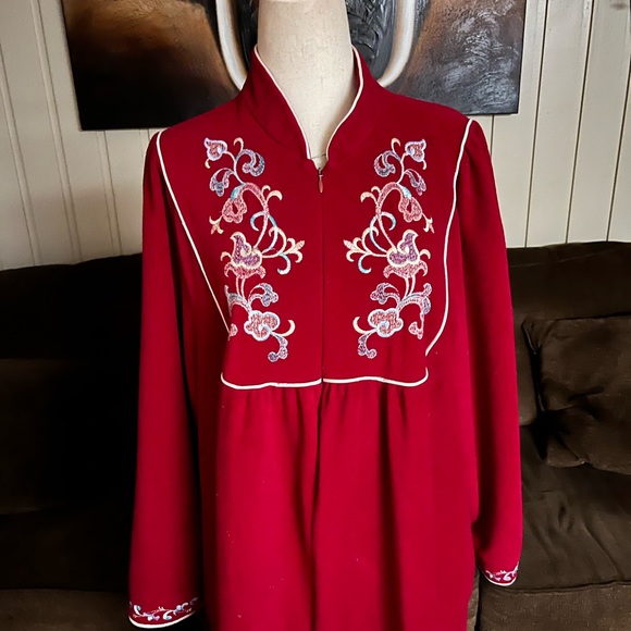 Vanity Fair • Vintage • 1970’s • Large • Burgundy • Floral • Embroidery • Robe - Picture 13 of 13